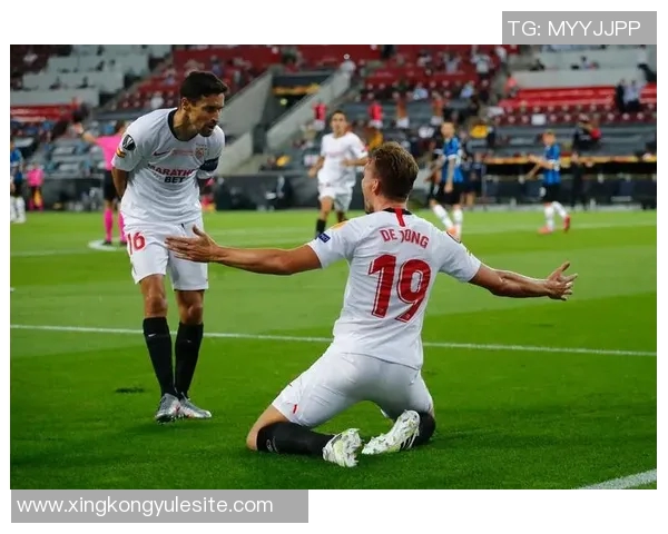 埃因霍温宣布卢克德容告别仪式球员荣登星光大道荣耀时刻