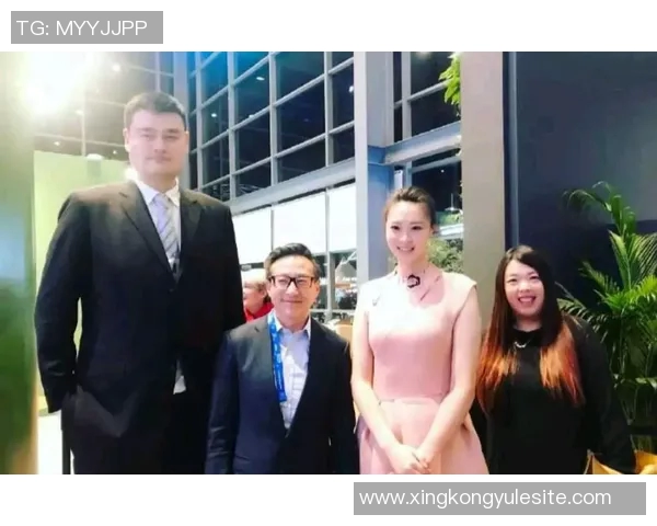 姚明与篮网新秀杰明同框合影引发热议谁能在巨人面前不变矮人