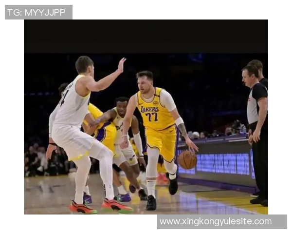 里夫斯分析詹姆斯如何利用东契奇被包夹后的4打3优势进行进攻