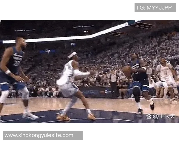 爱德华兹精彩突破拉杆换手上篮展现超强观赏性引发全场欢呼