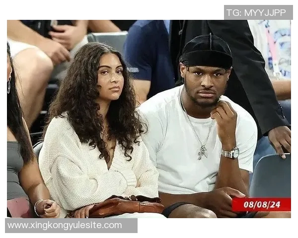 詹姆斯与儿子布朗尼打高尔夫分享珍贵亲子时光感悟人生乐趣